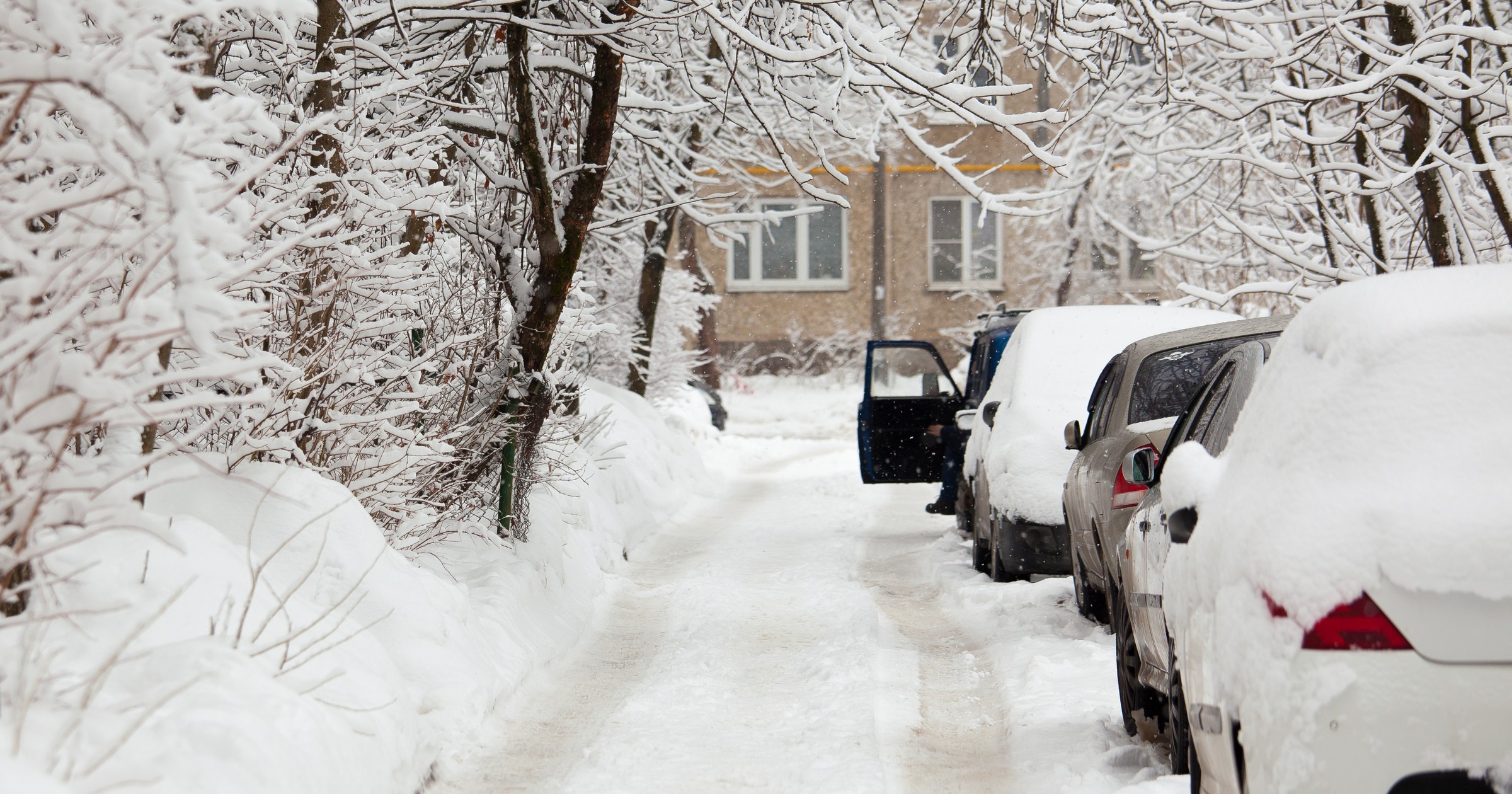 Samochody zaparkowane wzdłuż wąskiej ulicy