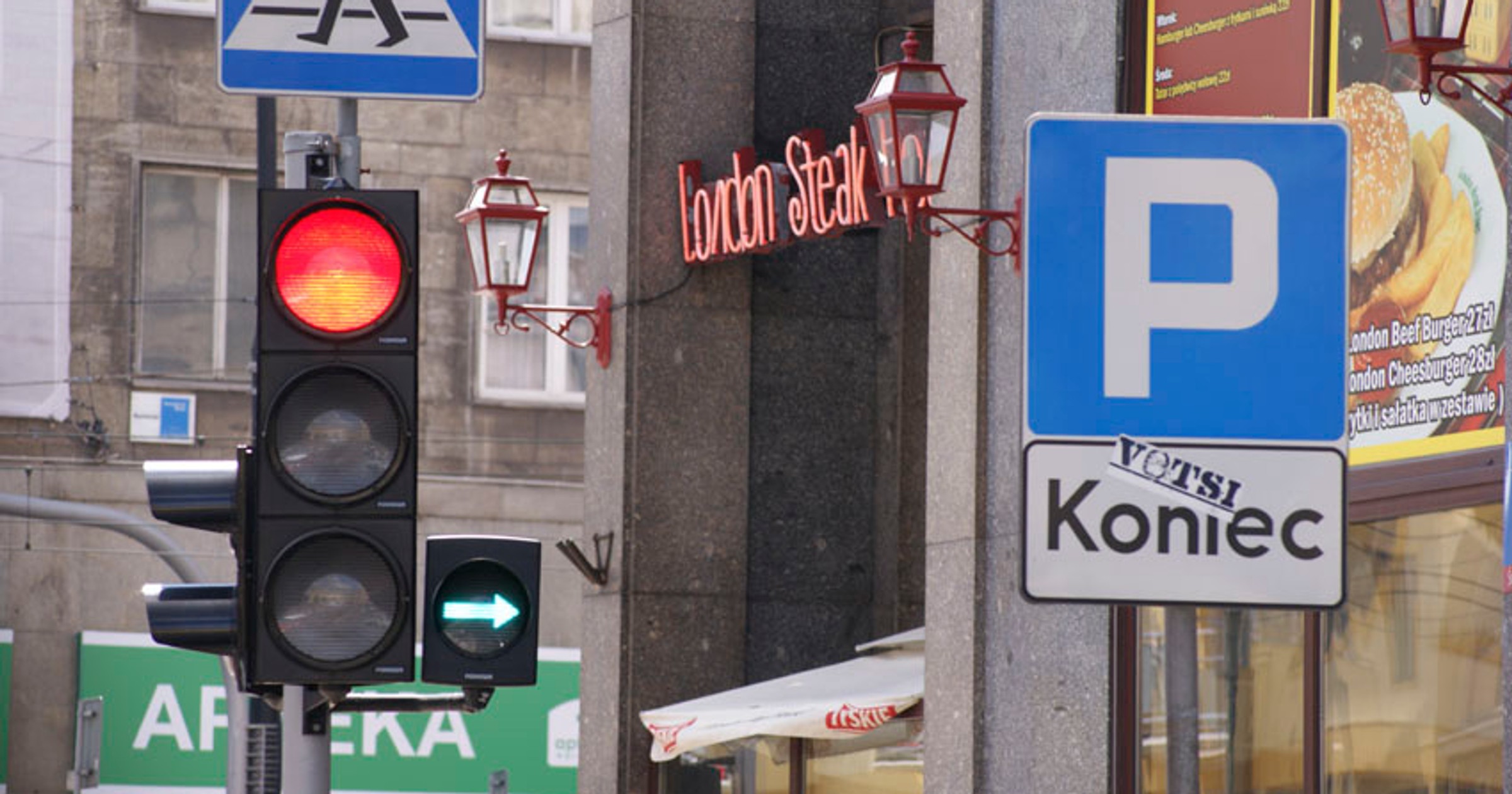 Zielona strzałka na skrzyzowaniu