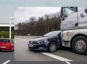 Kierowca TIR-a nie zauważył auta. Pchał je przed sobą przez kilometr