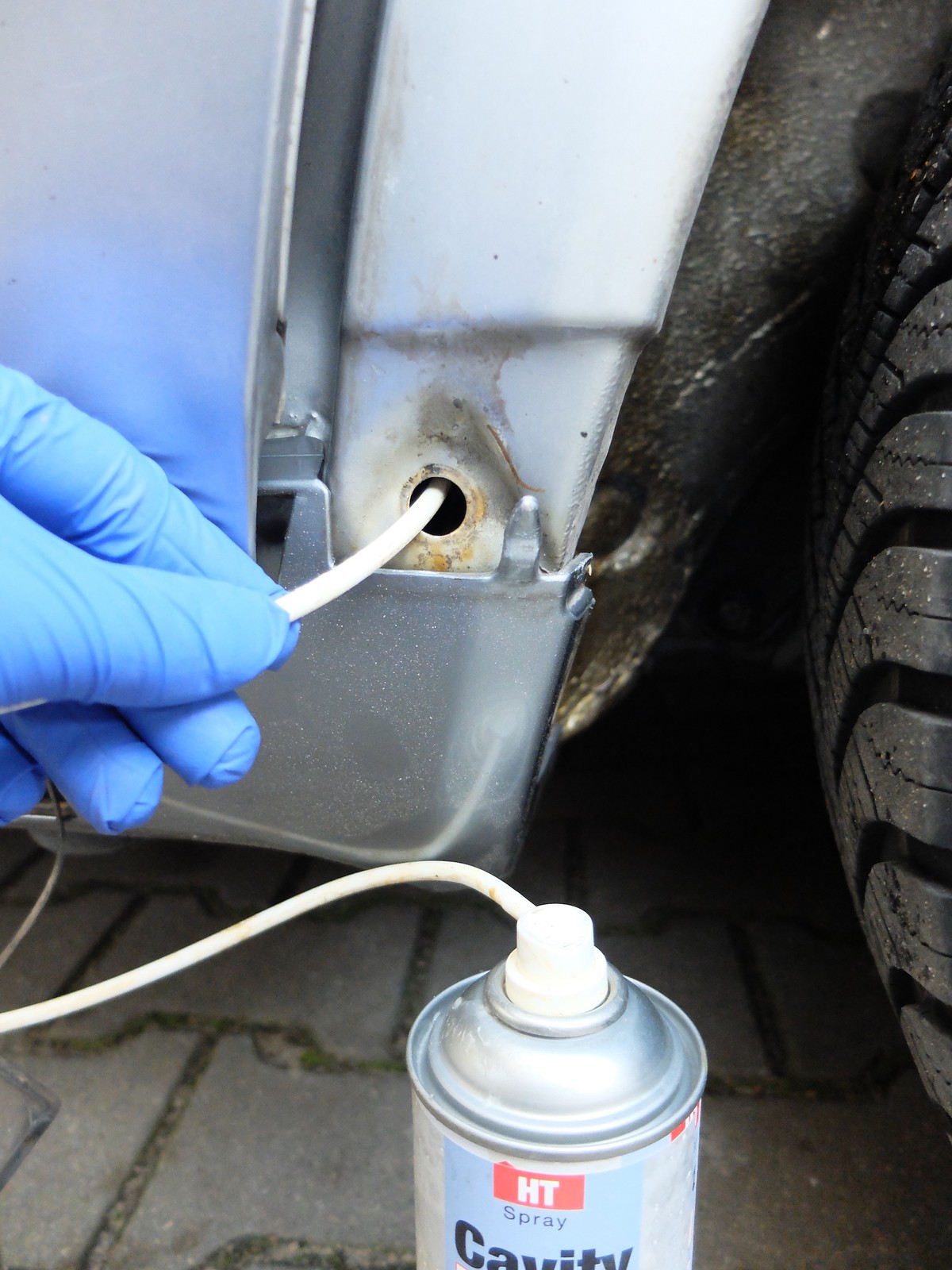 Zabezpieczanie antykorozyjne: korzystając z  dostępu, warto poprzez fabryczne otwory technologiczne zaaplikować w progi specjalny wosk do profili zamkniętych