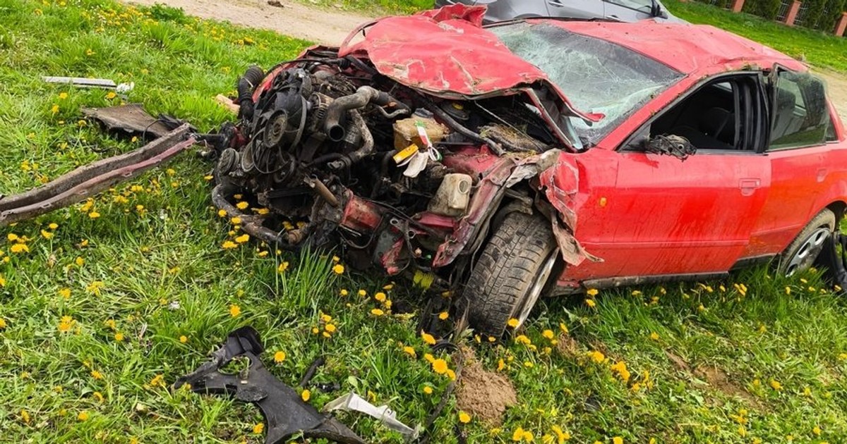 Kierowca Audi z impetem dachował przez dwie działki