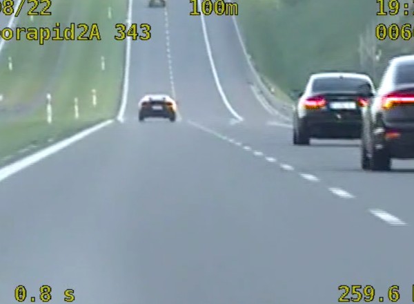 Kierowca Lamborghini "rozwinął skrzydła". Policja złapała go przy niebywałej prędkości [WIDEO]
