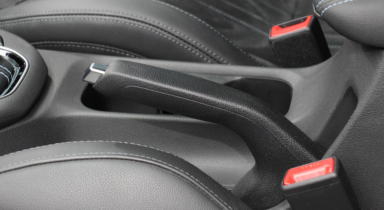 Hamulec postojowy powinien być zawsze obowiązkowo używany. Bez niego można uszkodzić auto