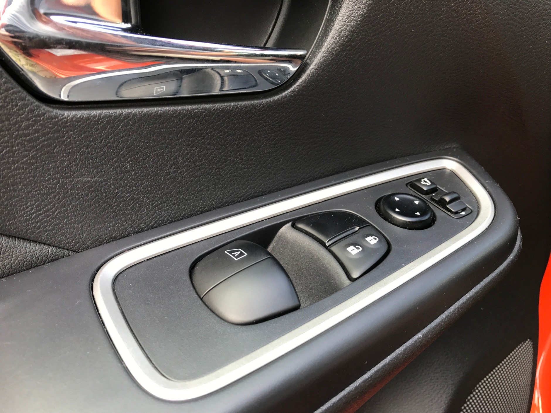 Nawet w najlepszej wersji tylko szyby przednie są sterowane elektrycznie. Nissan Micra