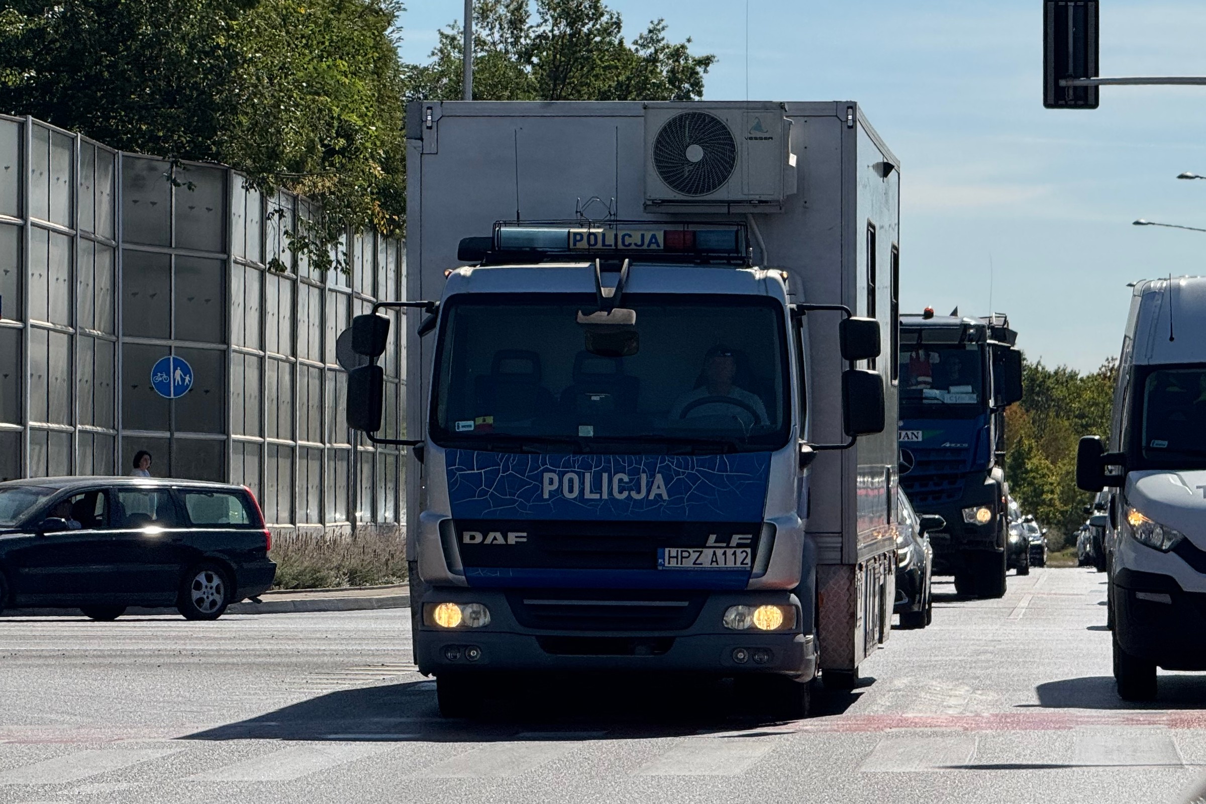Ciężarówka policyjna z wielkim pudłem z tyłu to istotny element bezpieczeństwa. Jest ich niewiele