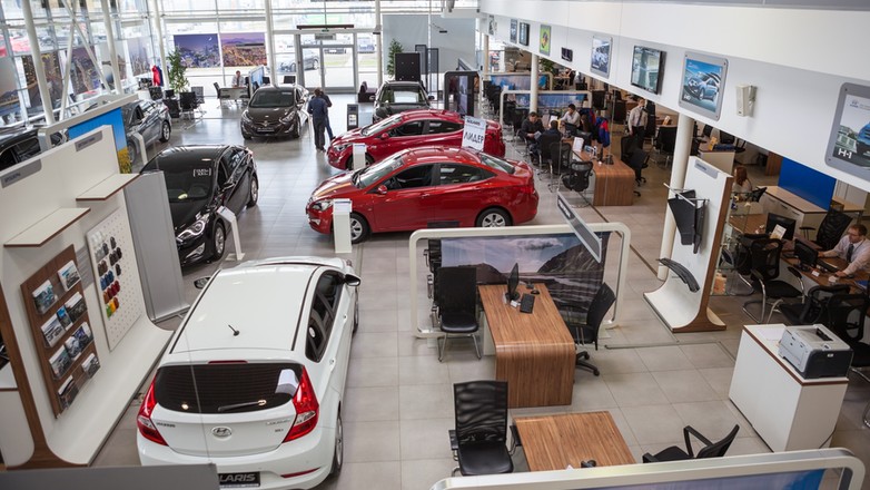 Salon samochodowy w Petersburgu – zdjęcie ilustracyjne