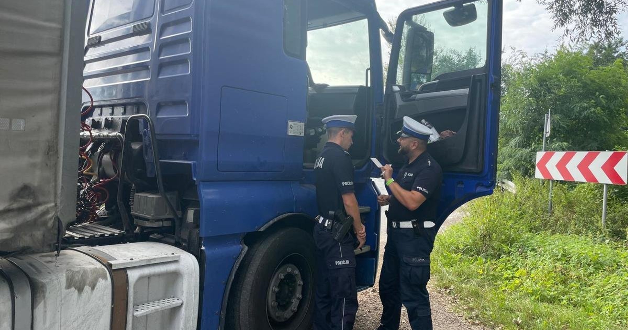 Policjanci zatrzymali rumuńskiego kierowcę ciężarówki. Musiał pojechać inną trasą