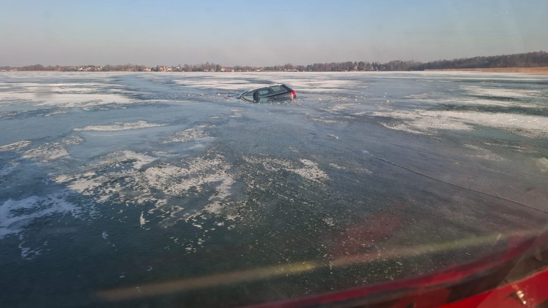 Lód załamał się pod autem na jeziorze Śniardwy