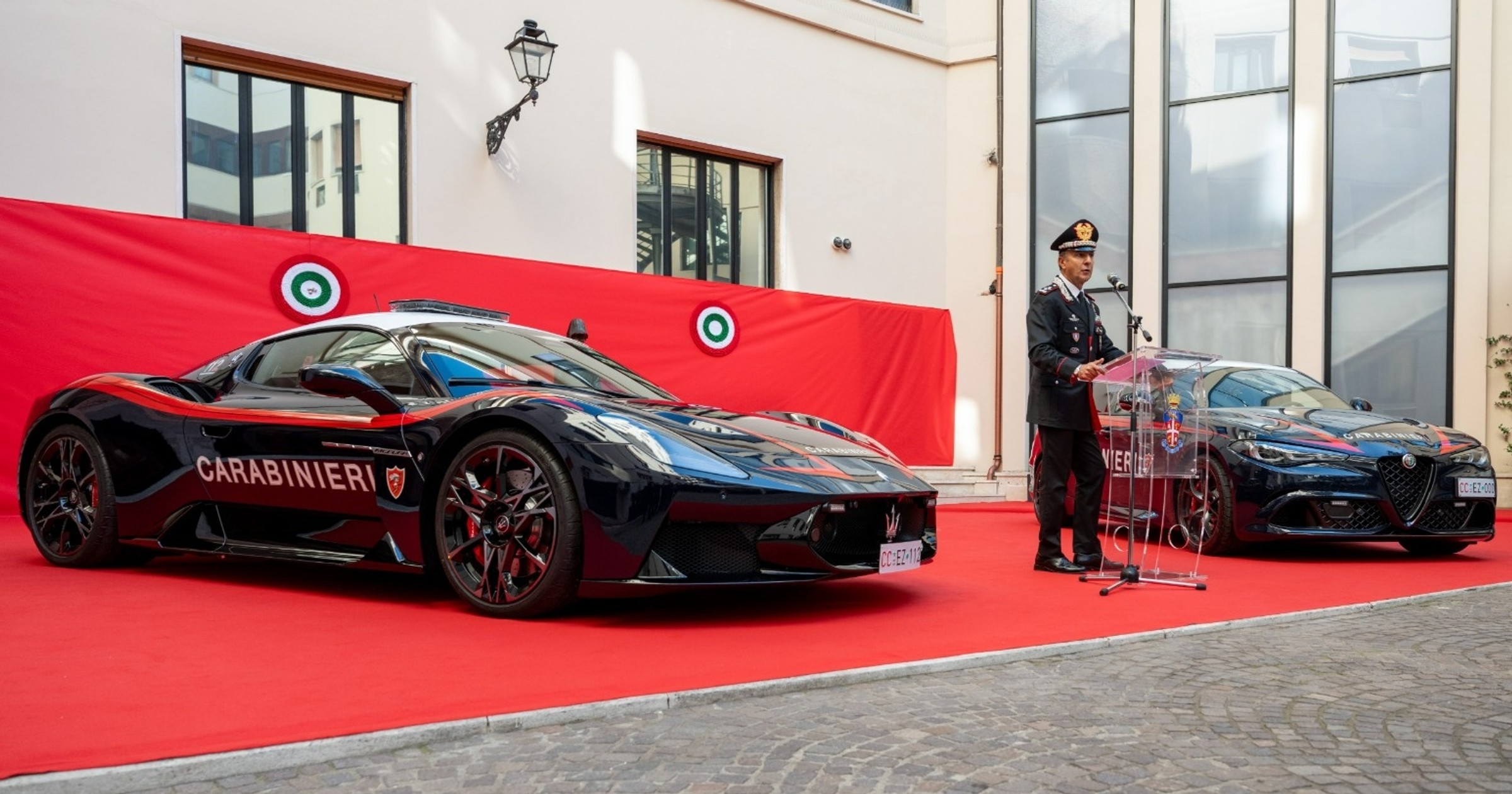 Karabinierzy otrzymali Alfę Romeo Giulia Quadrifoglio i Maserati MCPURA