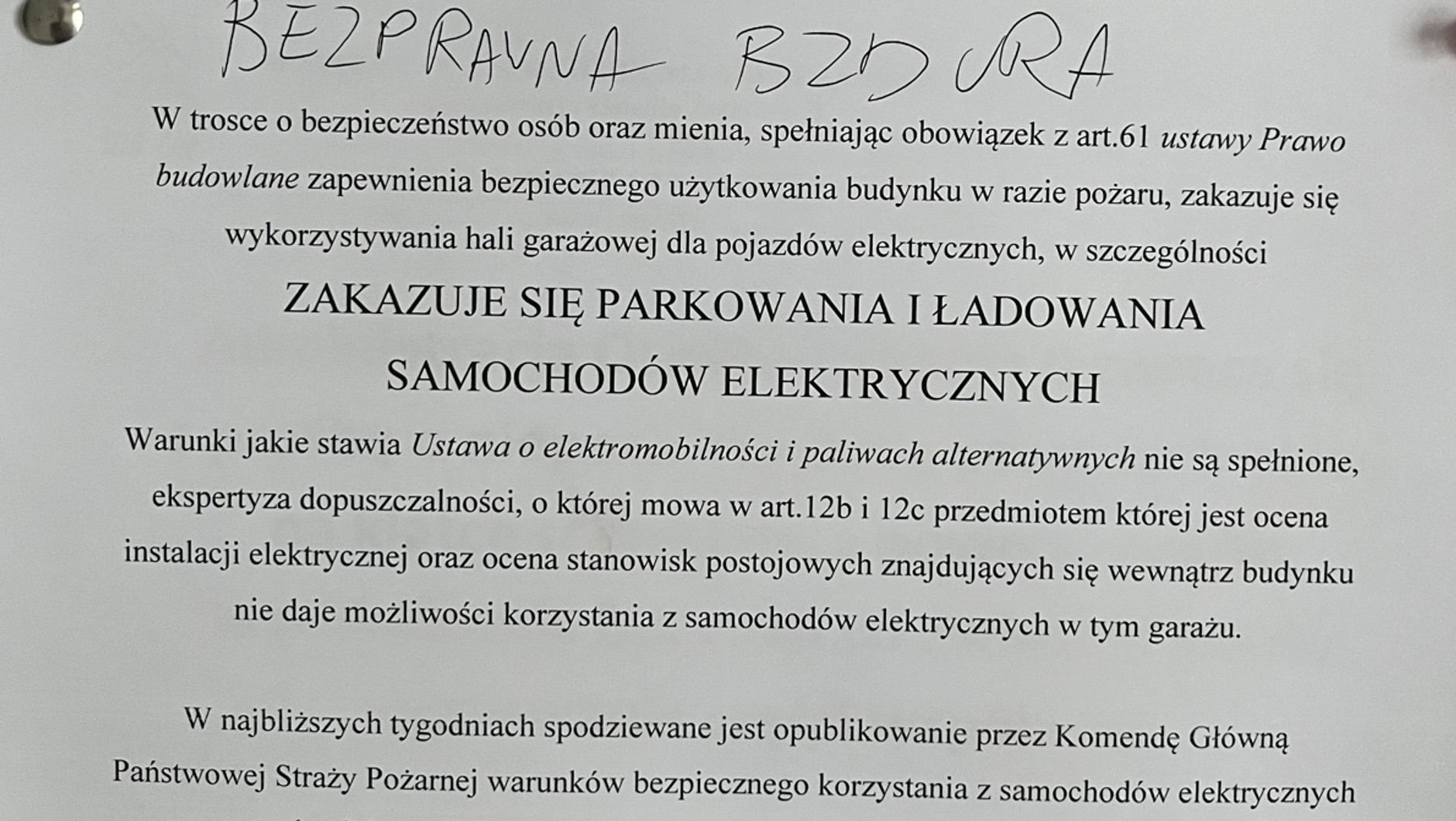 Karteczka z informacją o zakazie parkowania