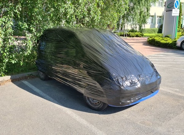 Zafoliowane auto odholowane przez Straż Miejską. Nietypowa akcja w Poznaniu