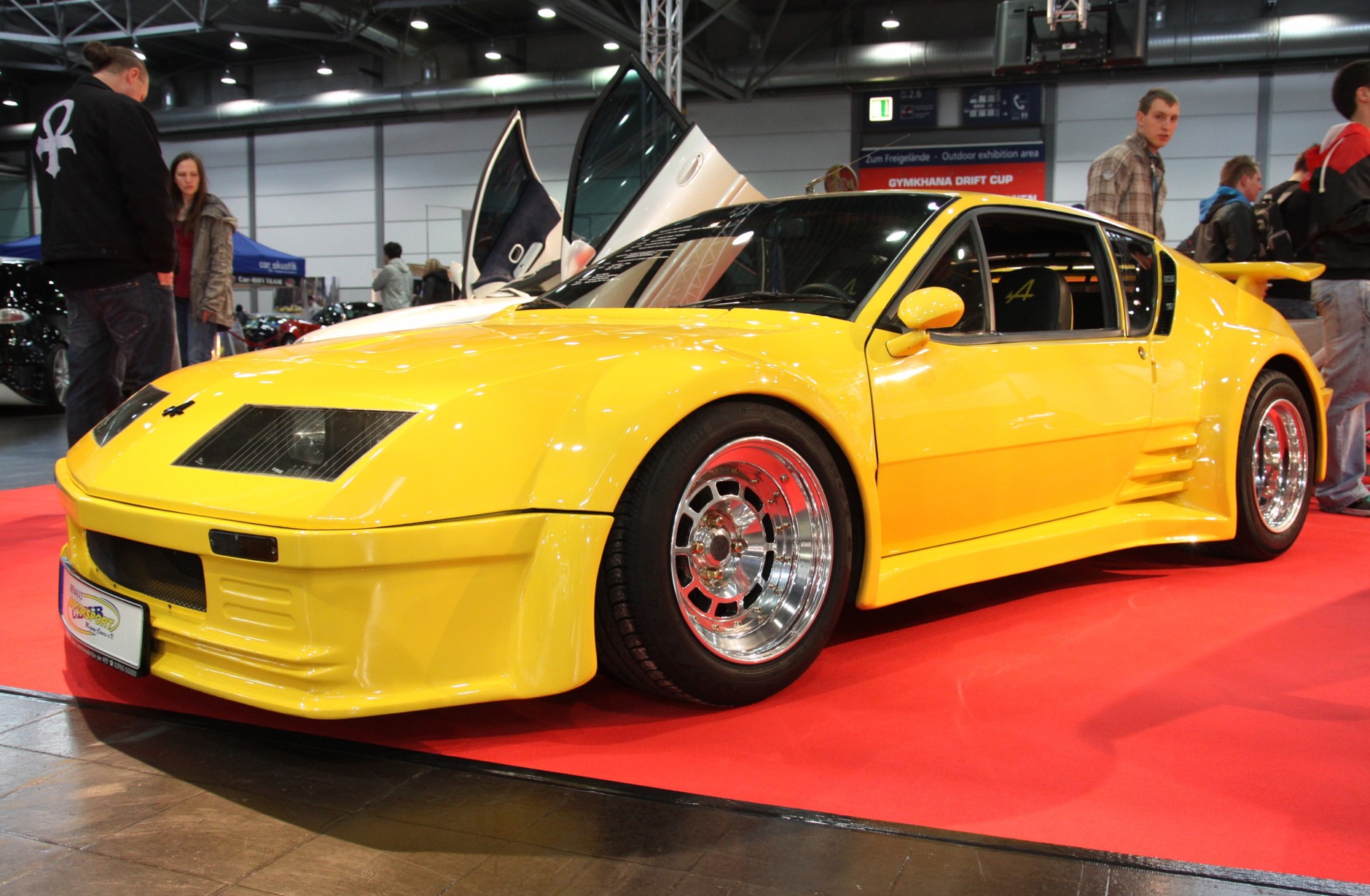 Stuningowane historyczne Renault Alpine A310 na targach AMIstyle