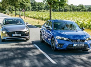 Hybrydę proszę... Miękką czy pełną? Nowa Honda Civic kontra Mazda 3 - który model okazał się lepszy?