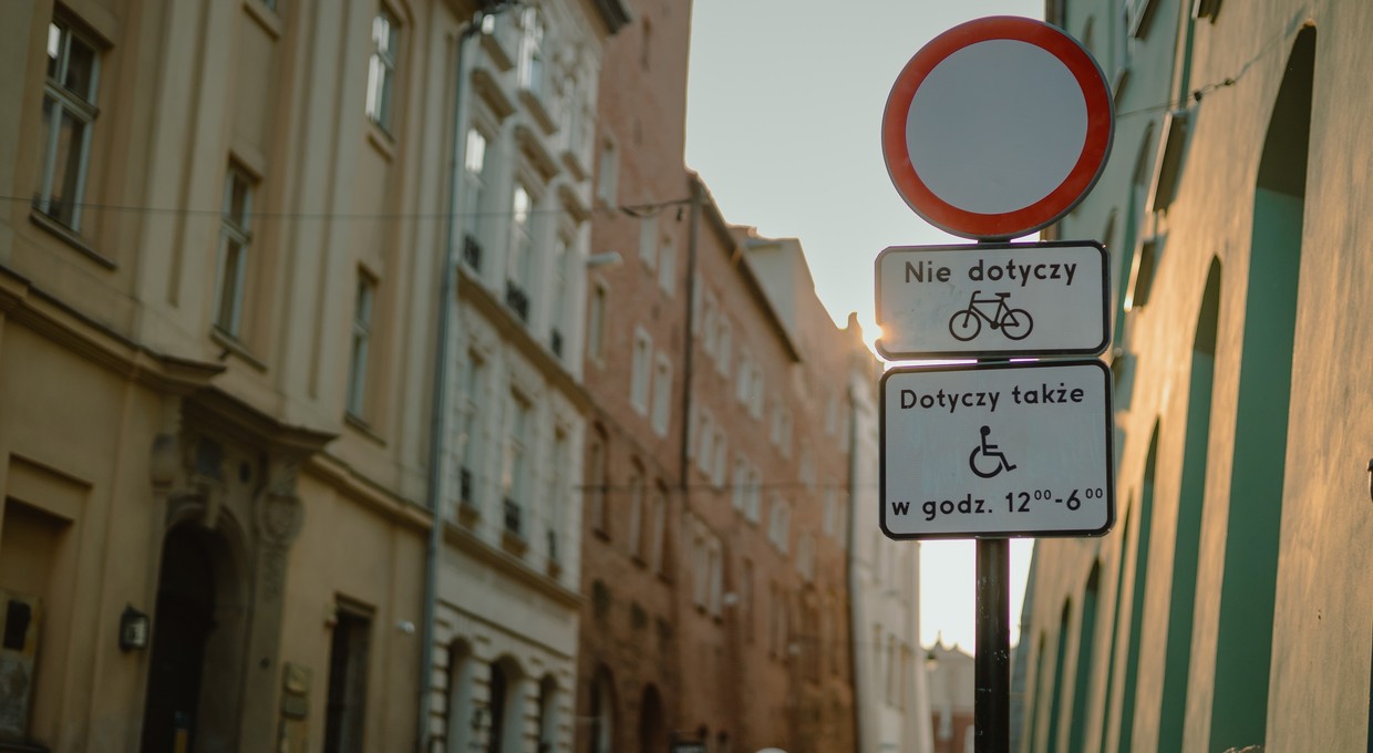 Dwa zapisy prawa sobie przeczą, za co kierowcom grożą mandaty. RPO interweniuje