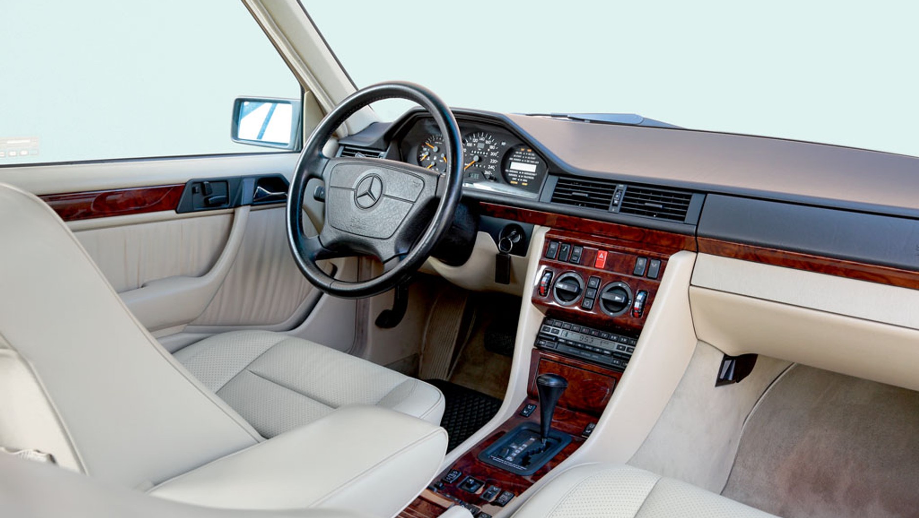 Ostatni prawdziwy Mercedes? Z pewnością prawdziwe jest w nim piękne drewno na desce rozdzielczej.