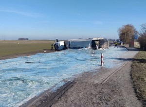 Droga wyglądała jak pokryta lodem. Z naczepy wysypał się cały ładunek