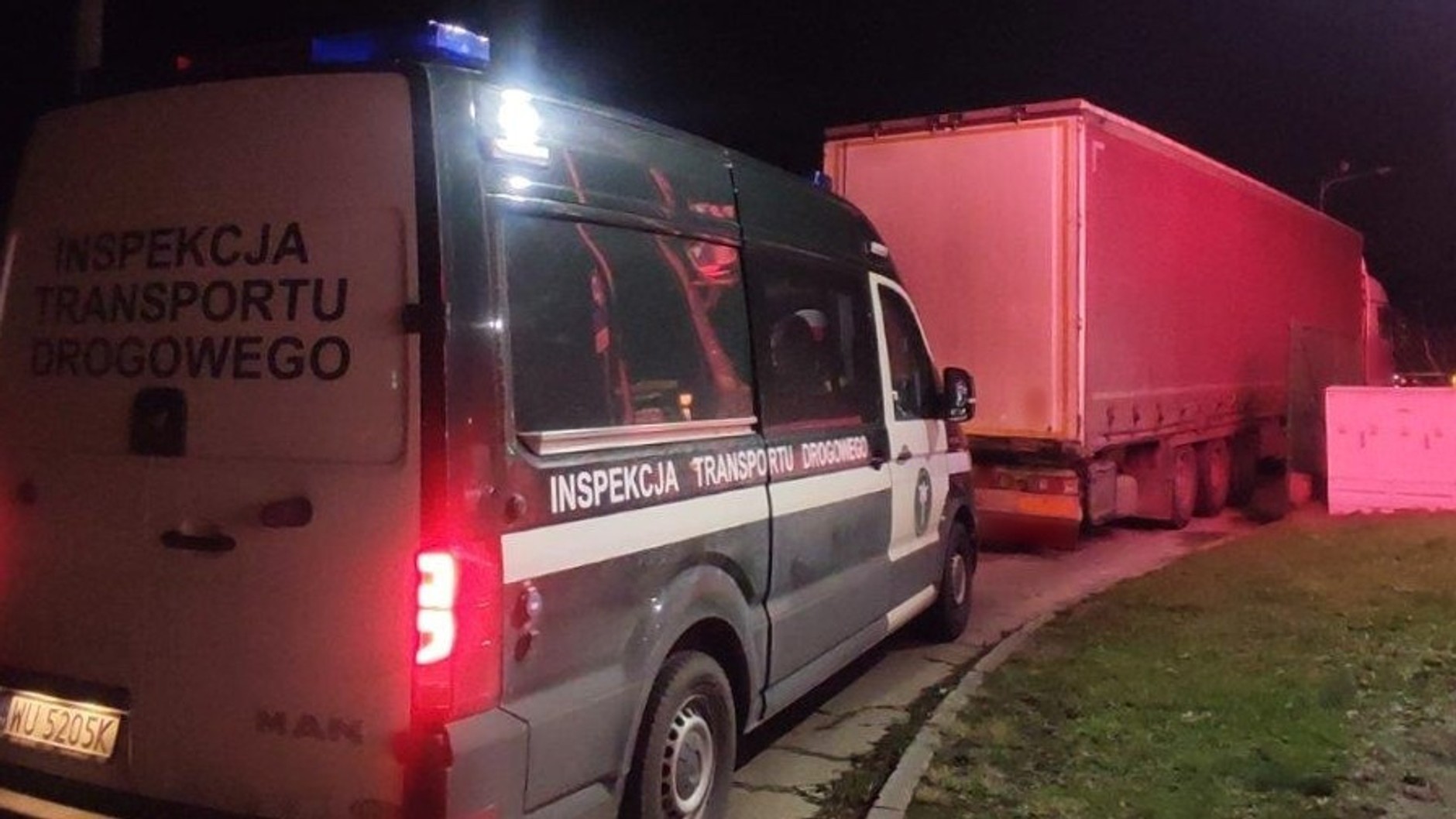 Skrajnie zużyta i ukruszona tarcza hamulcowa przy kole naczepy ciężarowej