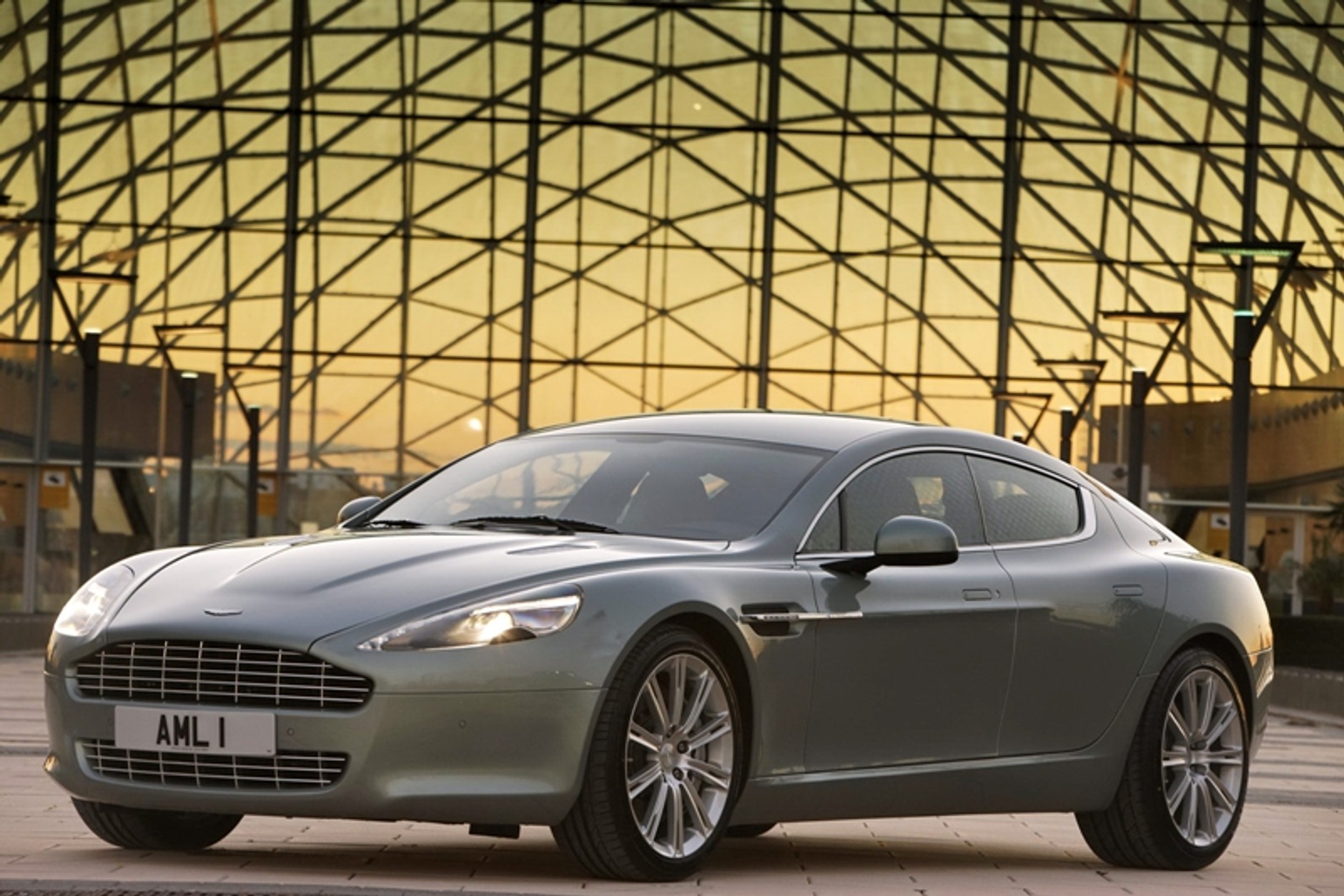 Aston Martin Rapide – z pięknem trzeba obcować