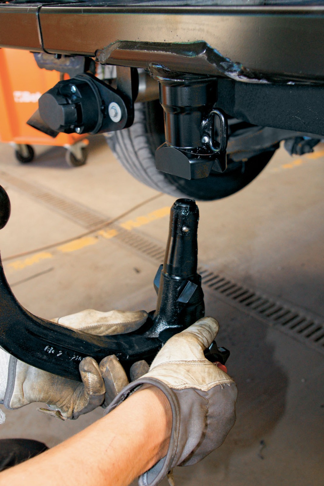 Jak zamontować hak holowniczy?