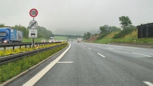 Ograniczenie prędkości "bei Nässe". Kiedy trzeba zwolnić?