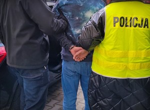 Akcja jak z filmu. Nagle wrzucił wsteczny i potrącił policjantów [WIDEO]