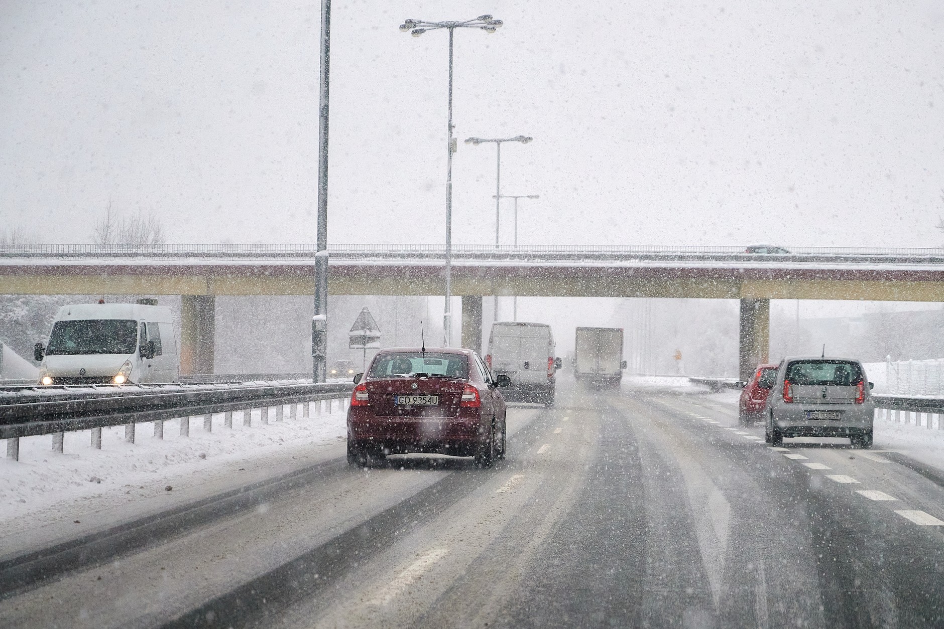 Opady śniegu w kwietniu to nic szczególnie wyjątkowego – lepiej nie zastać ich już na oponach letnich.