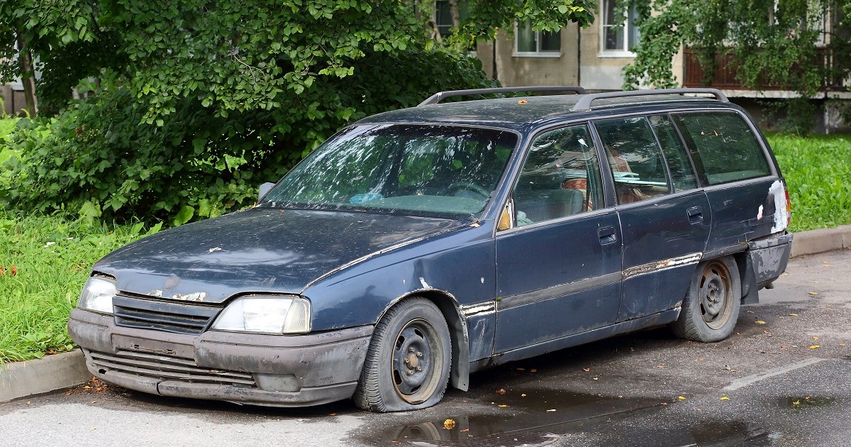 Porzucony Opel Omega A Kombi
