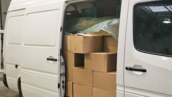 W sztucznym bałaganie 70-latek ukrył ładunek nielegalnego spirytusu