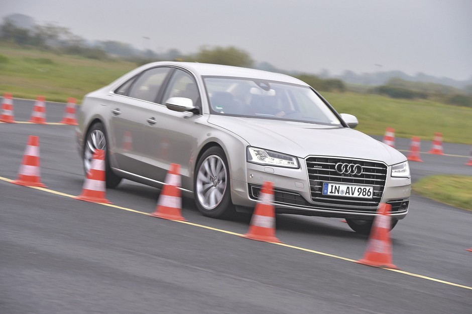 Nowe BMW 750i kontra Audi A8, Mercedes klasy S i Porsche Panamera