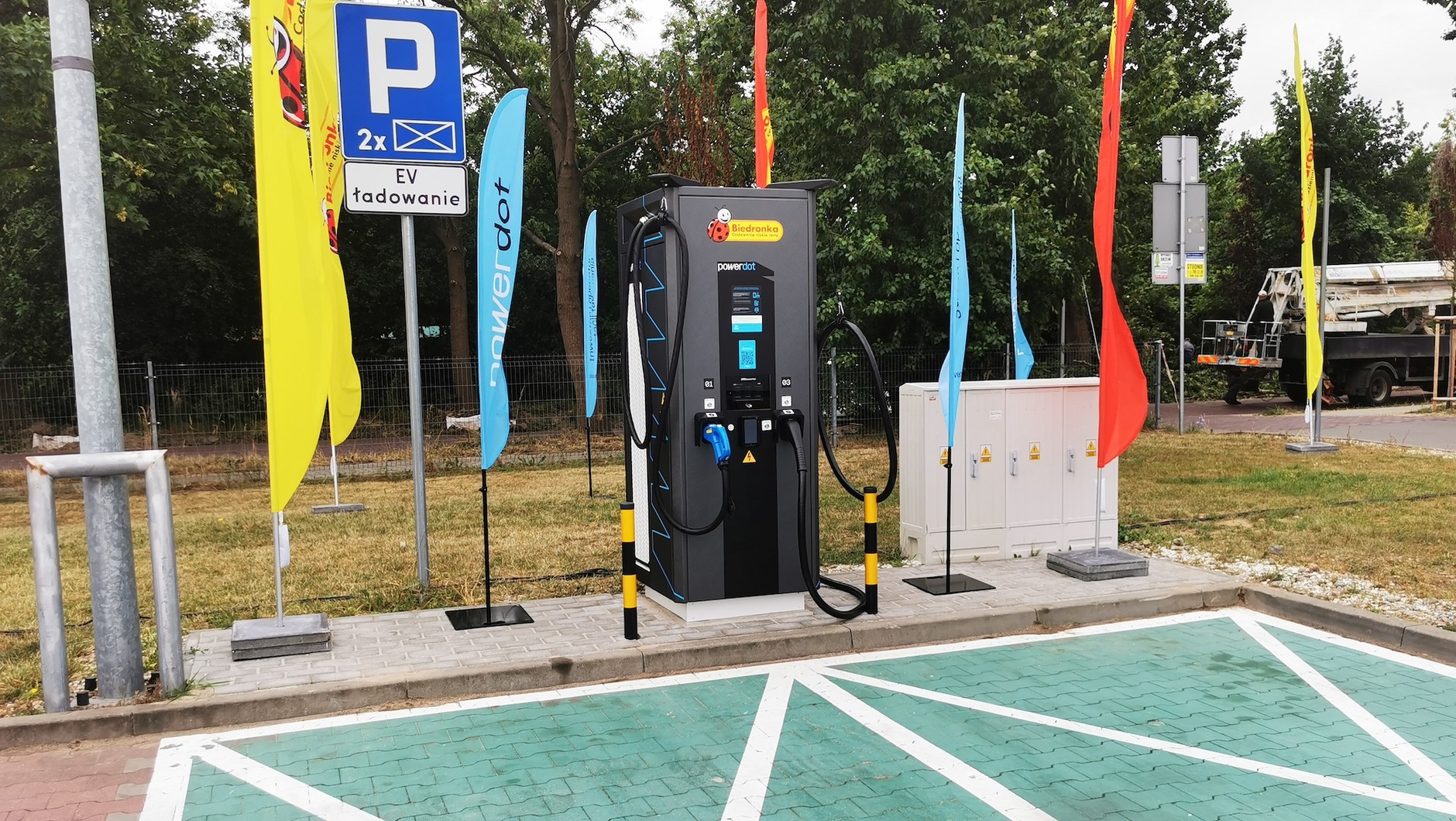 Ładowarka na sklepowym parkingu