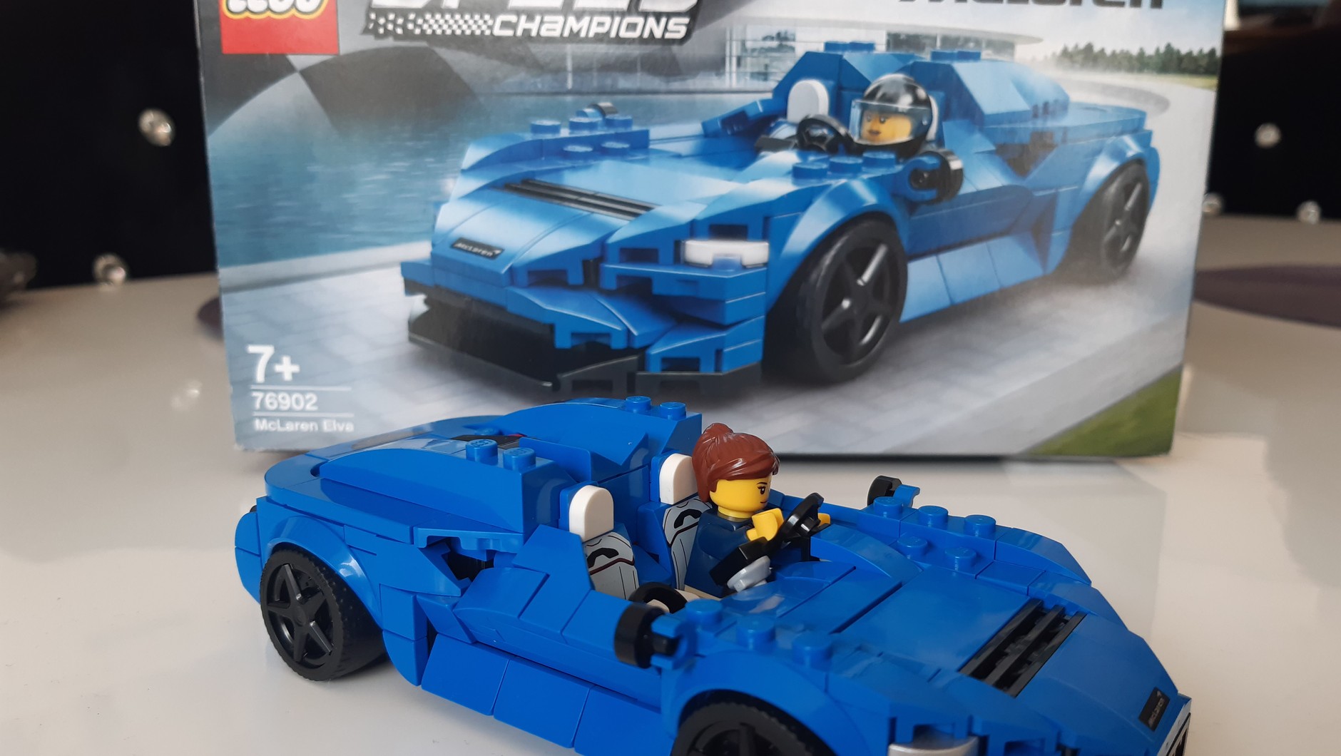 LEGO Speed Champions McLaren Elva (76902) - w kabinie są fotele dla dwóch figurek. Za kierownicą dziewczyna - pasjonatka motoryzacji i wyścigów. A kto zostanie pasażerem?