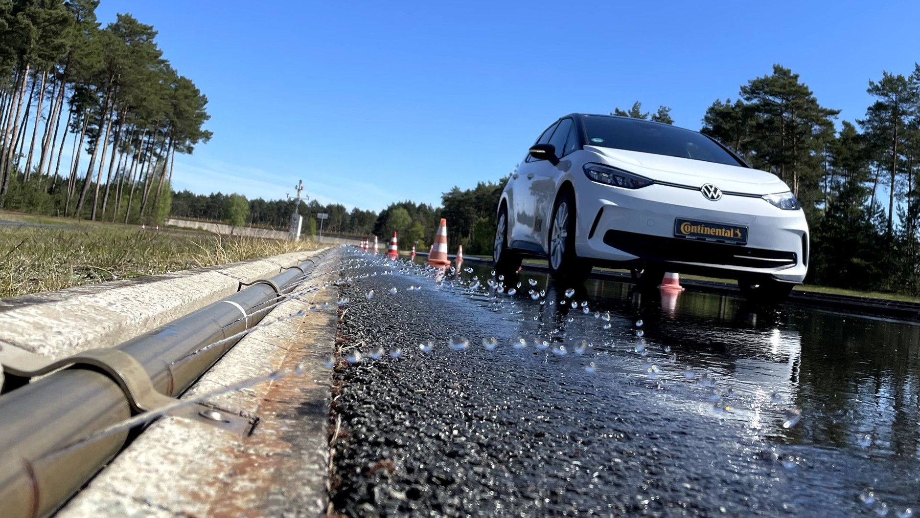 Prawda jest brutalna — grubość bieżnika diametralnie zmienia wyniki testu hamowania