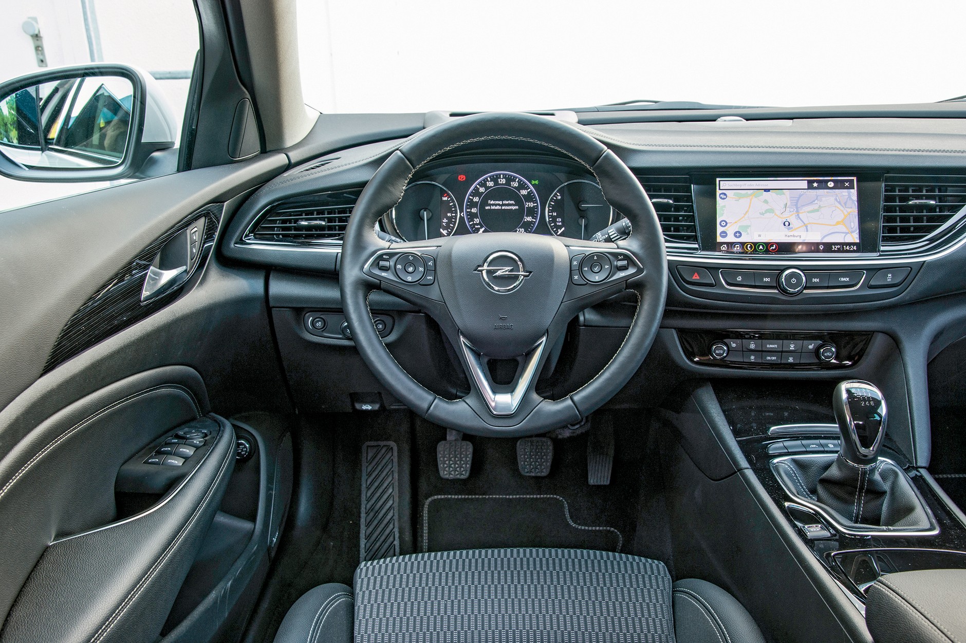 Cztery kombi klasy średniej - Opel Insignia