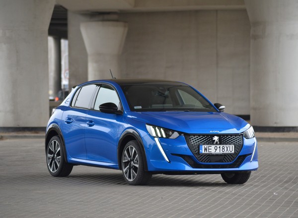 Peugeot 208 do naprawy - odpadające elementy z auta