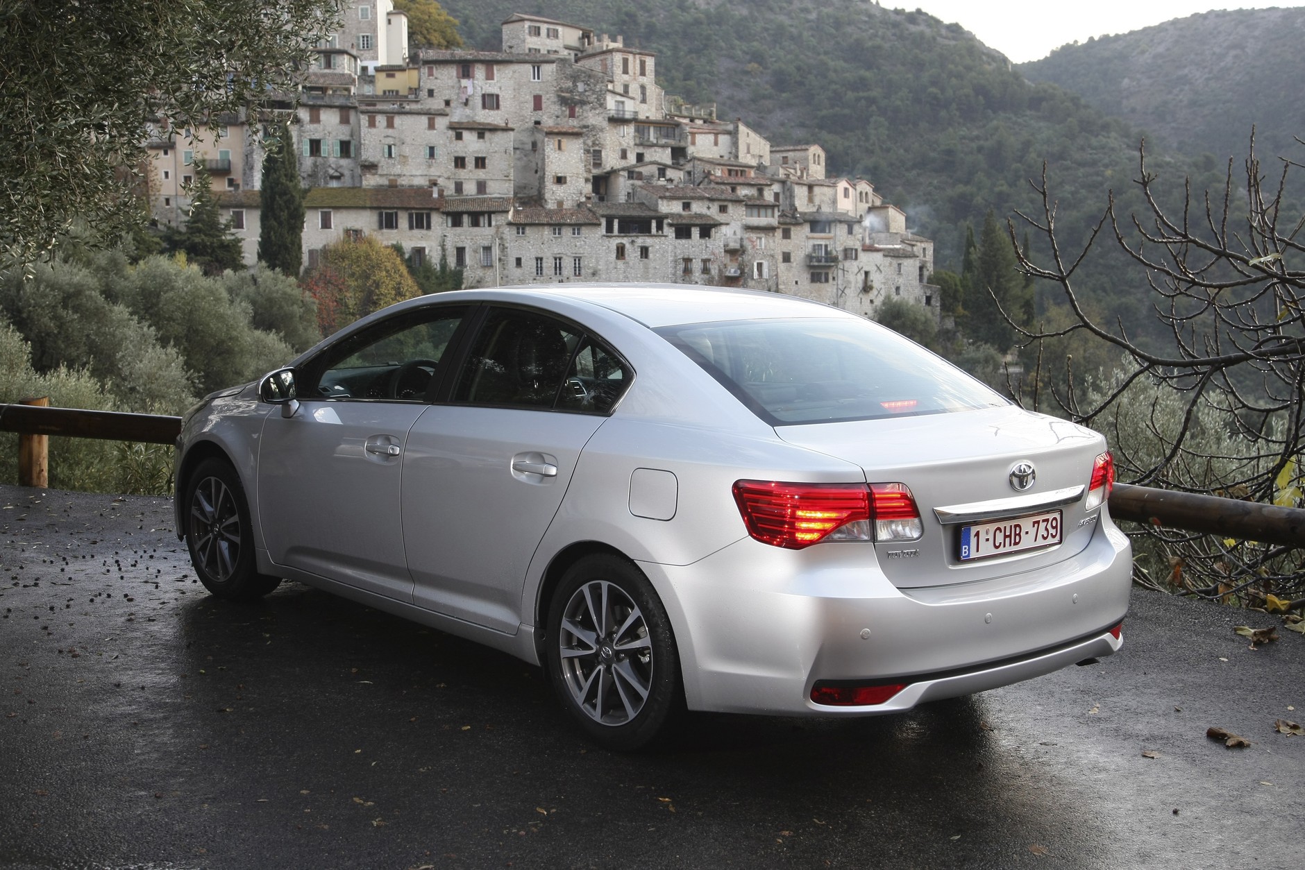 Kia Optima kontra Toyota Avensis: czy można pokonać mistrza?