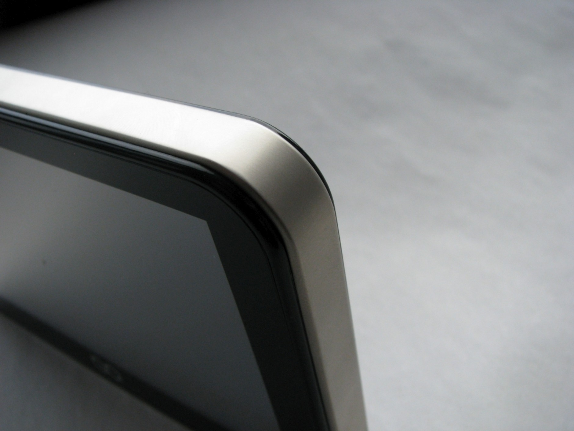 Urządzenie jest dość ciężkie i wykonane z tworzywa dobrej jakości.