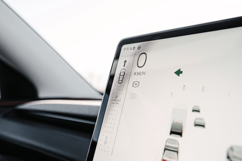 Tesla Model Y po liftingu: nie ma już dźwigienki wyboru trybu jazdy. Wybierasz "bieg" przesuwając palcem po ekranie centralnym. Może to głupie i niewygodne, ale za to tanie. 