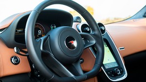 Różowy McLaren po zderzeniu z Golfem nadaje się na złom