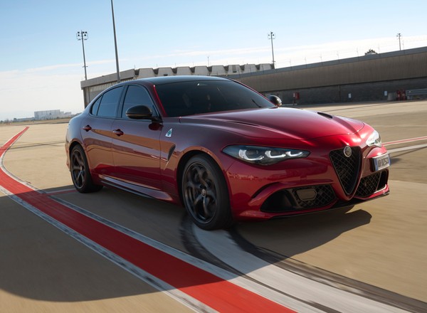 Wielki powrót silnika V6 w Alfach Romeo. I Giulia, i Stelvio dostały wersję Quadrifoglio Collezione