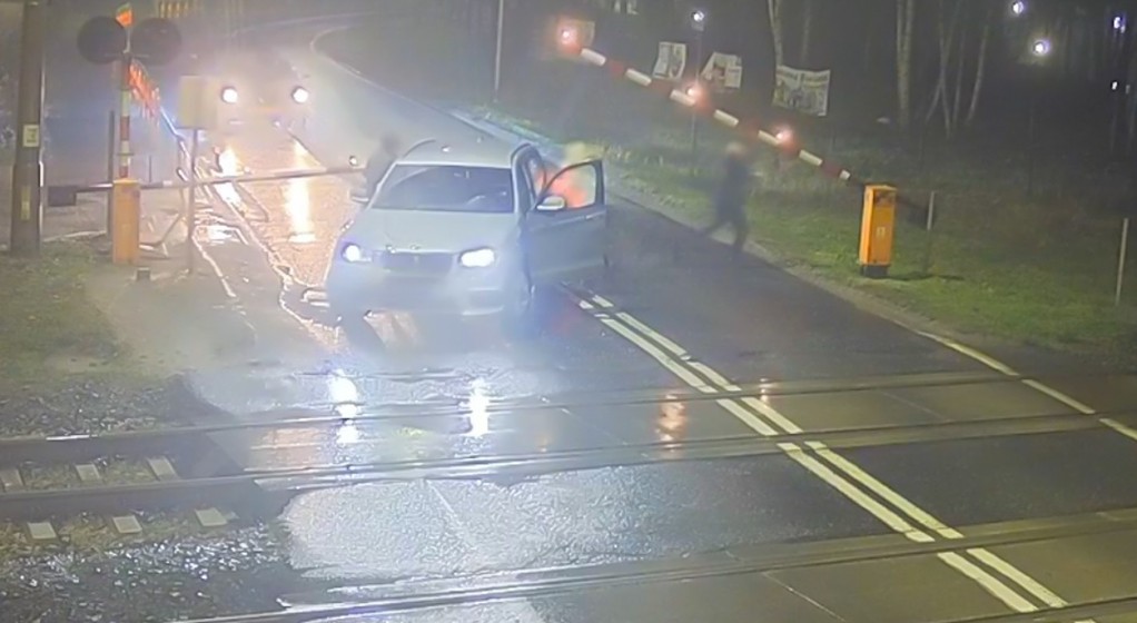 Kierowca BMW wjechał na przejazd mimo znaku ostrzegawczego