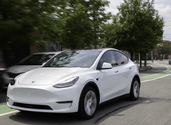 W Tesli Model Y mogą poluzować się śruby. Problem dotyczy kilku tysięcy aut