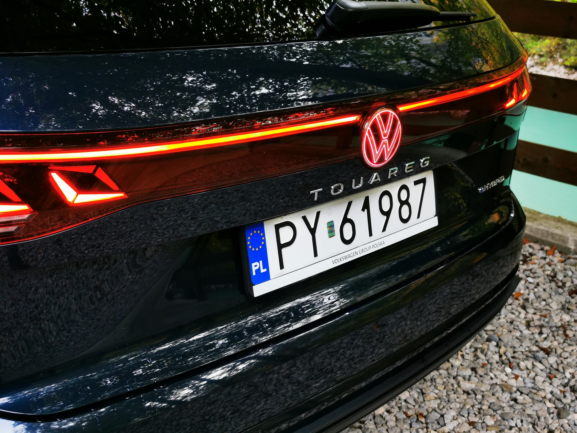 Nowy Touareg ma listwę LED-ową na tylnej klapie, podświetlone jest też logo