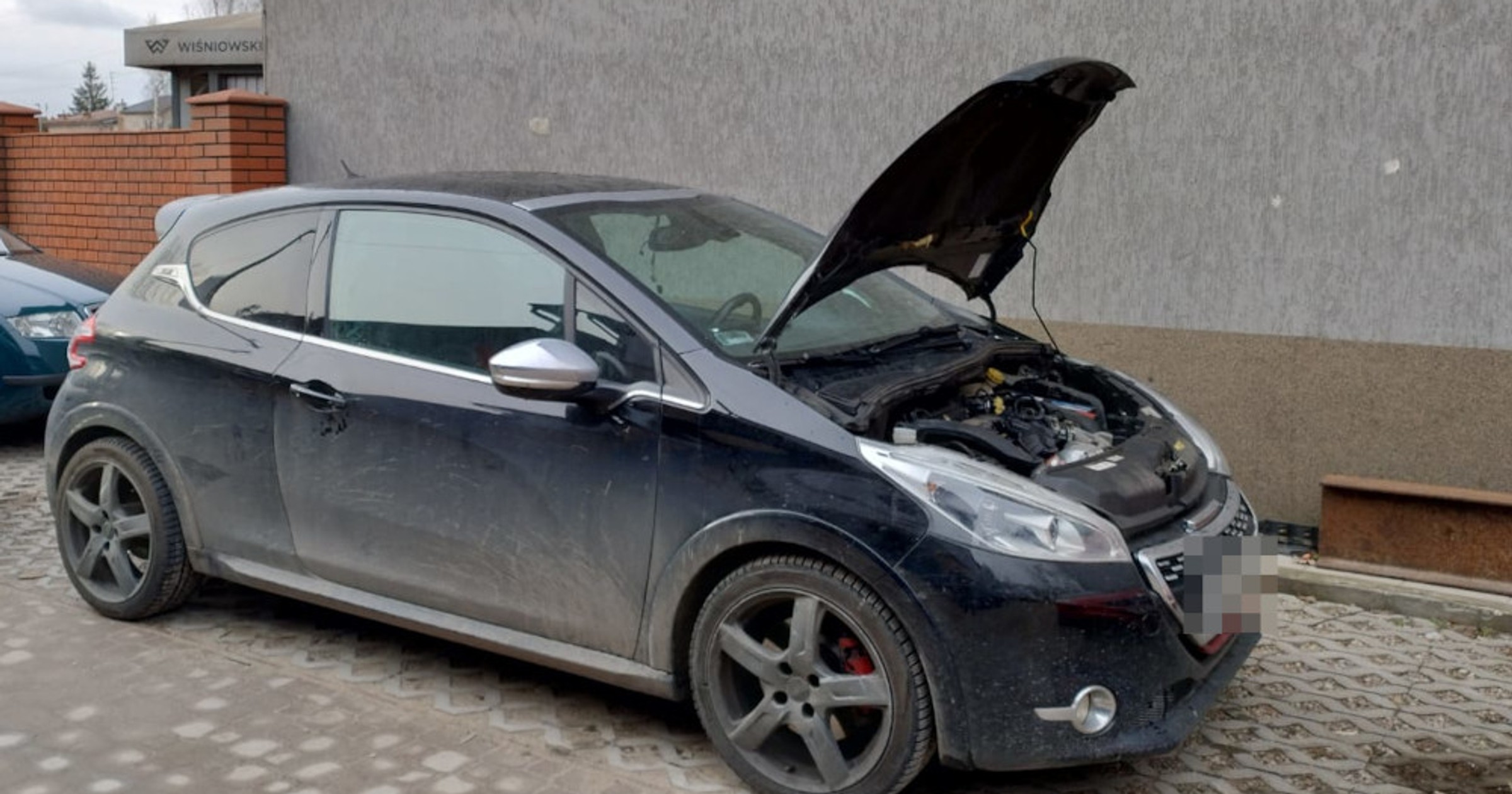 Skradziony Peugeot znaleziony cały i zdrowy przez grupę "Kobra"