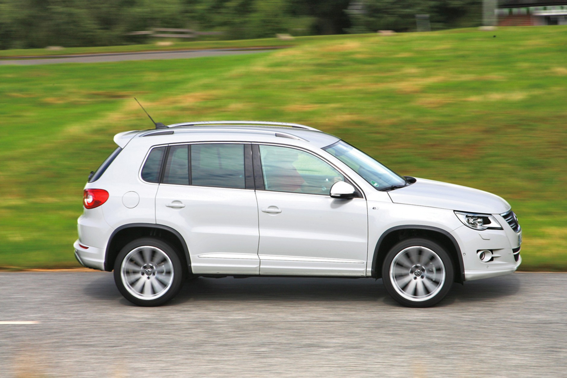 Automatyczne i oszczędne SUV-y: Land Rover Freelander kontra Nissan X-Trail, Toyota RAV4 i VW Tiguan