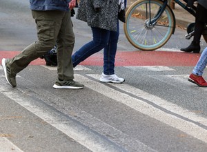 Bez znaku i zebry. Kiedy pieszy może legalnie przejść przez jezdnię? Zasada 100 m