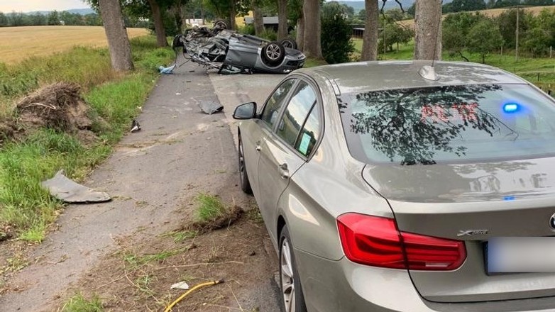 Policyjny pościg. Audi rozbite o drzewo
