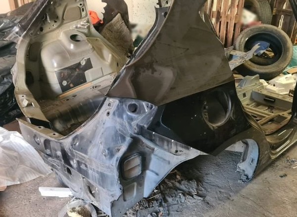 Alfa Romeo była już pocięta na części. Policja odkryła dwie "dziuple"