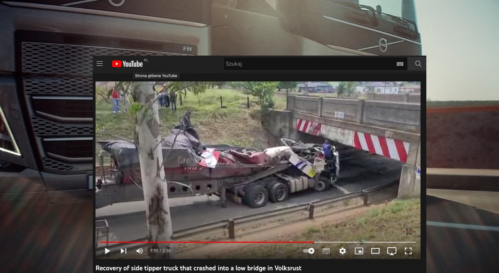 W RPA ciężarówka wbiła się pod wiadukt kolejowy