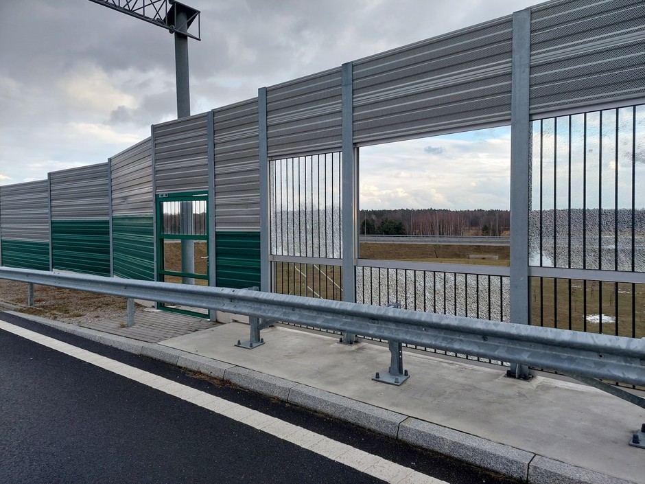 Zdemolowany i rozkradziony węzeł na trasie S8