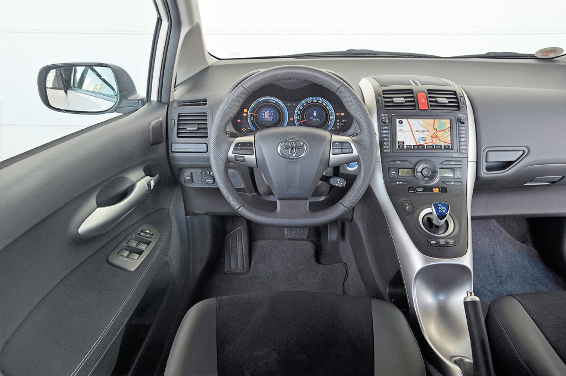 Auris 1.8 HSD kontra Auris 2.0 D-4D: diesel kontra hybryda, dwie drogi do niskiego spalania